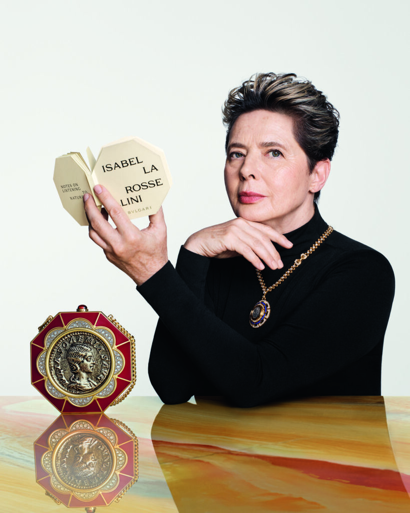 La nouvelle collection de minaudières Bvlgari honore les designs iconiques de la maison, à travers des pièces mariant les univers de la joaillerie et de l’accessoire.