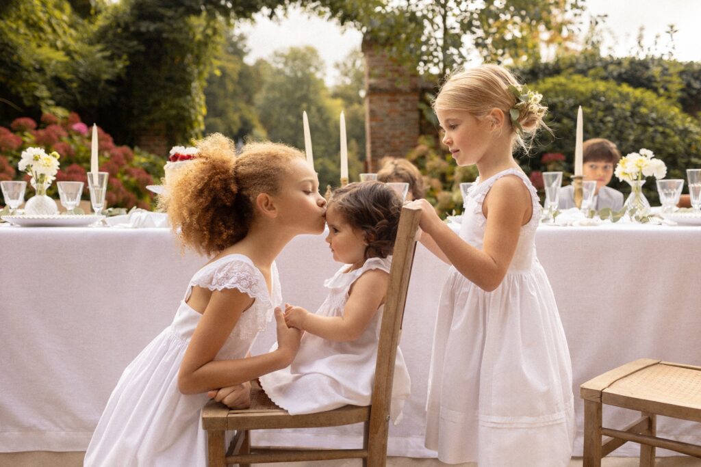  Destinées à la femme, à l’homme et à l’enfant, les collections traversent les saisons et les générations avec une élégance discrète. Pensée comme un lieu chaleureux et inspirant, cette boutique incarne l’art de vivre Cyrillus