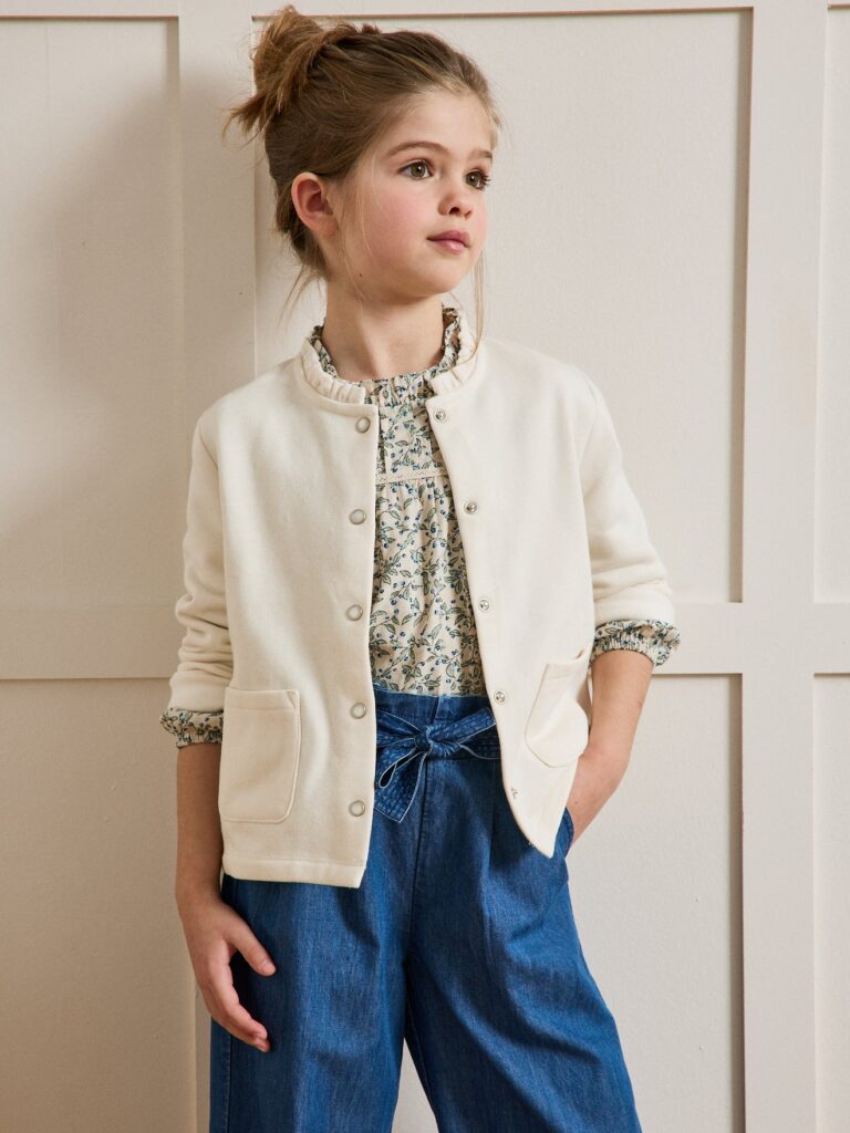  Destinées à la femme, à l’homme et à l’enfant, les collections traversent les saisons et les générations avec une élégance discrète. Pensée comme un lieu chaleureux et inspirant, cette boutique incarne l’art de vivre Cyrillus