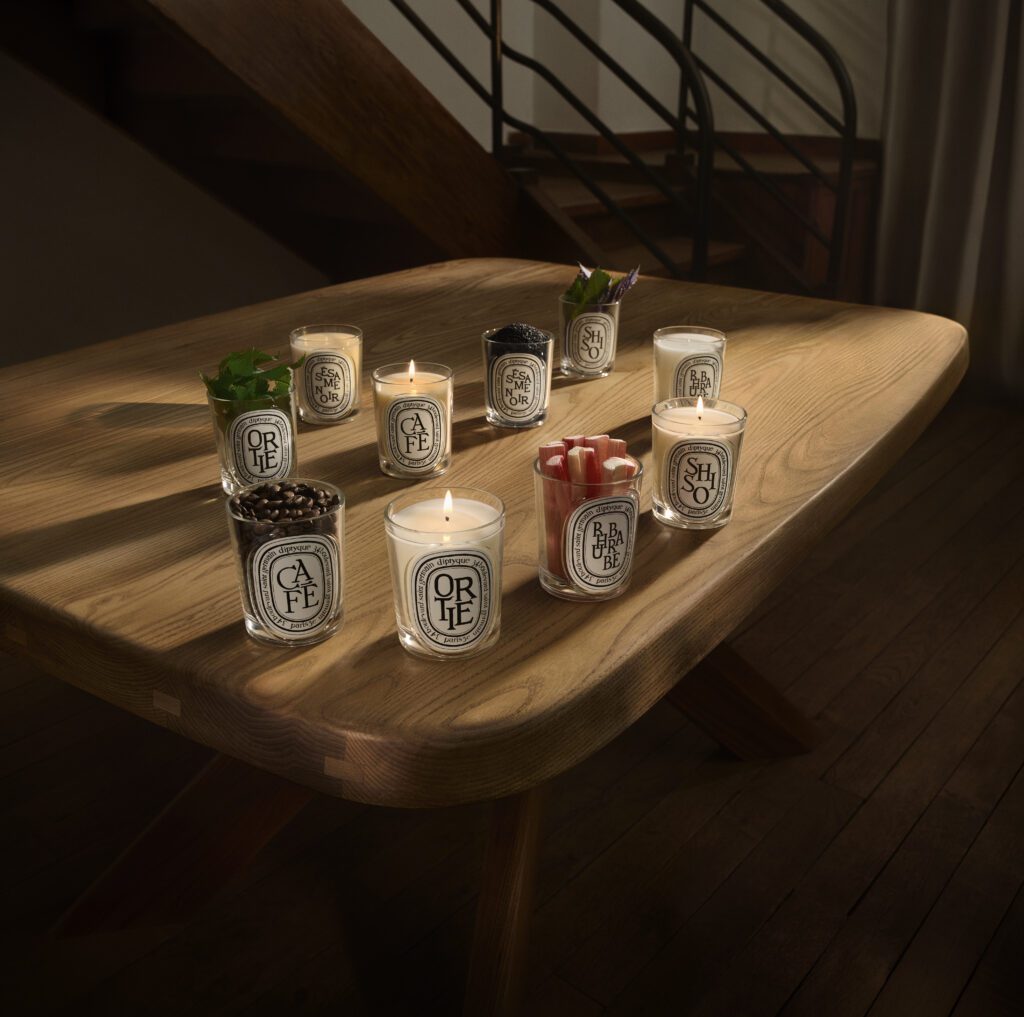 En 2026, Diptyque élargit son herbier de senteurs et dévoile cinq nouvelles matières premières surprenantes en parallèle d’un design repensé.