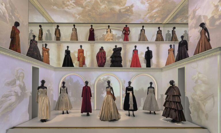 Présentation ds modèles à la galerie Dior