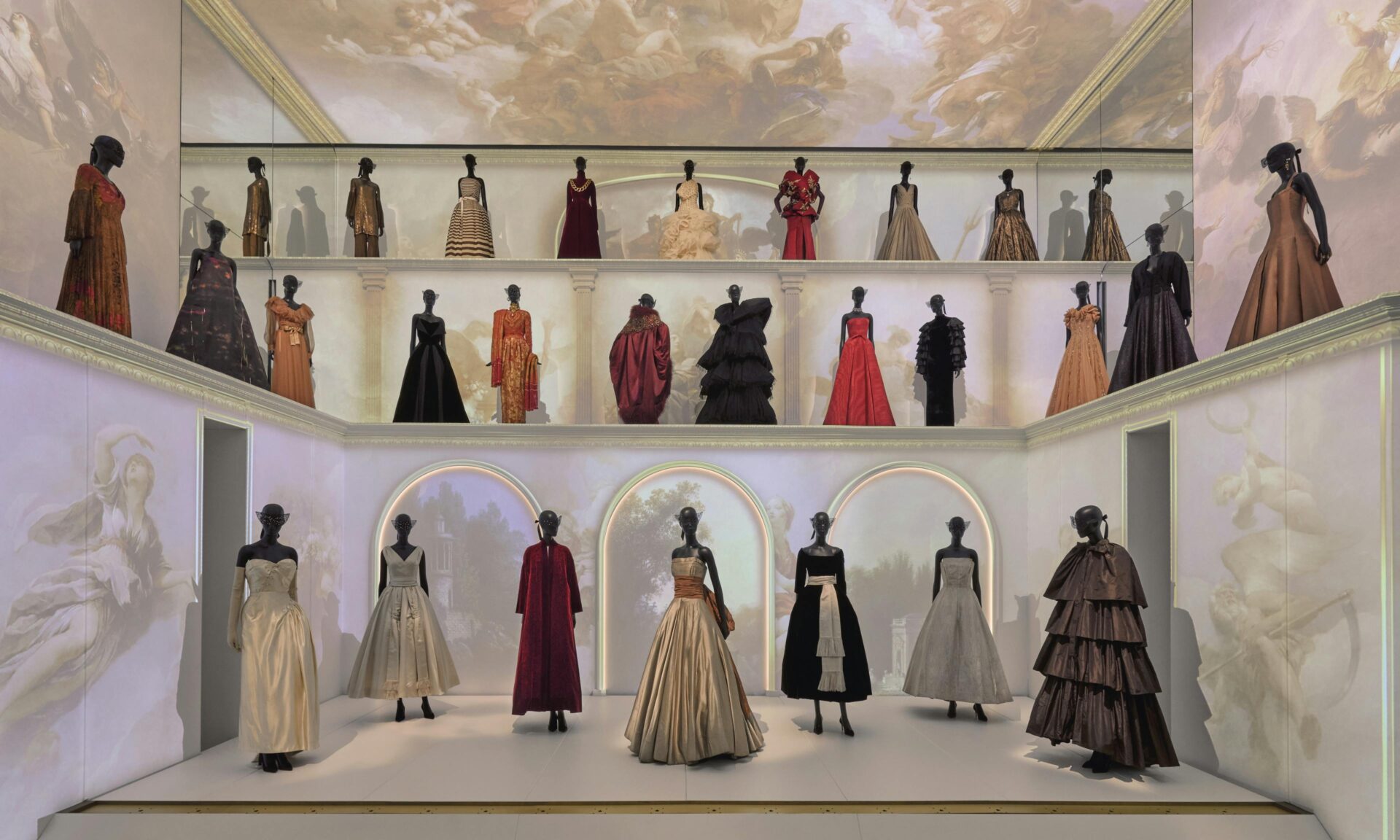 Présentation ds modèles à la galerie Dior