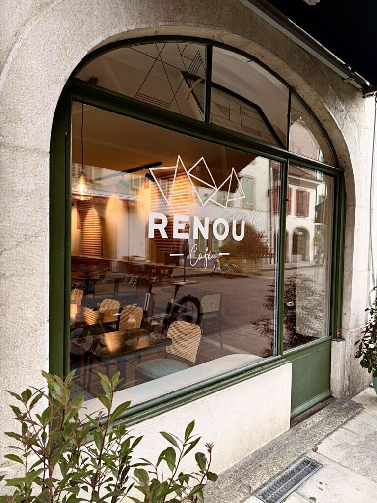 À Carouge, la maison Renou prolonge son univers pâtissier avec un lieu dédié à la dégustation, pensé comme une expérience à part entière.