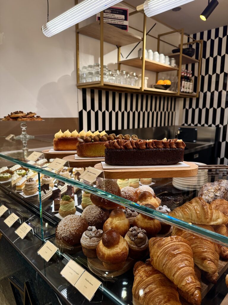 À Carouge, la maison Renou prolonge son univers pâtissier avec un lieu dédié à la dégustation, pensé comme une expérience à part entière.