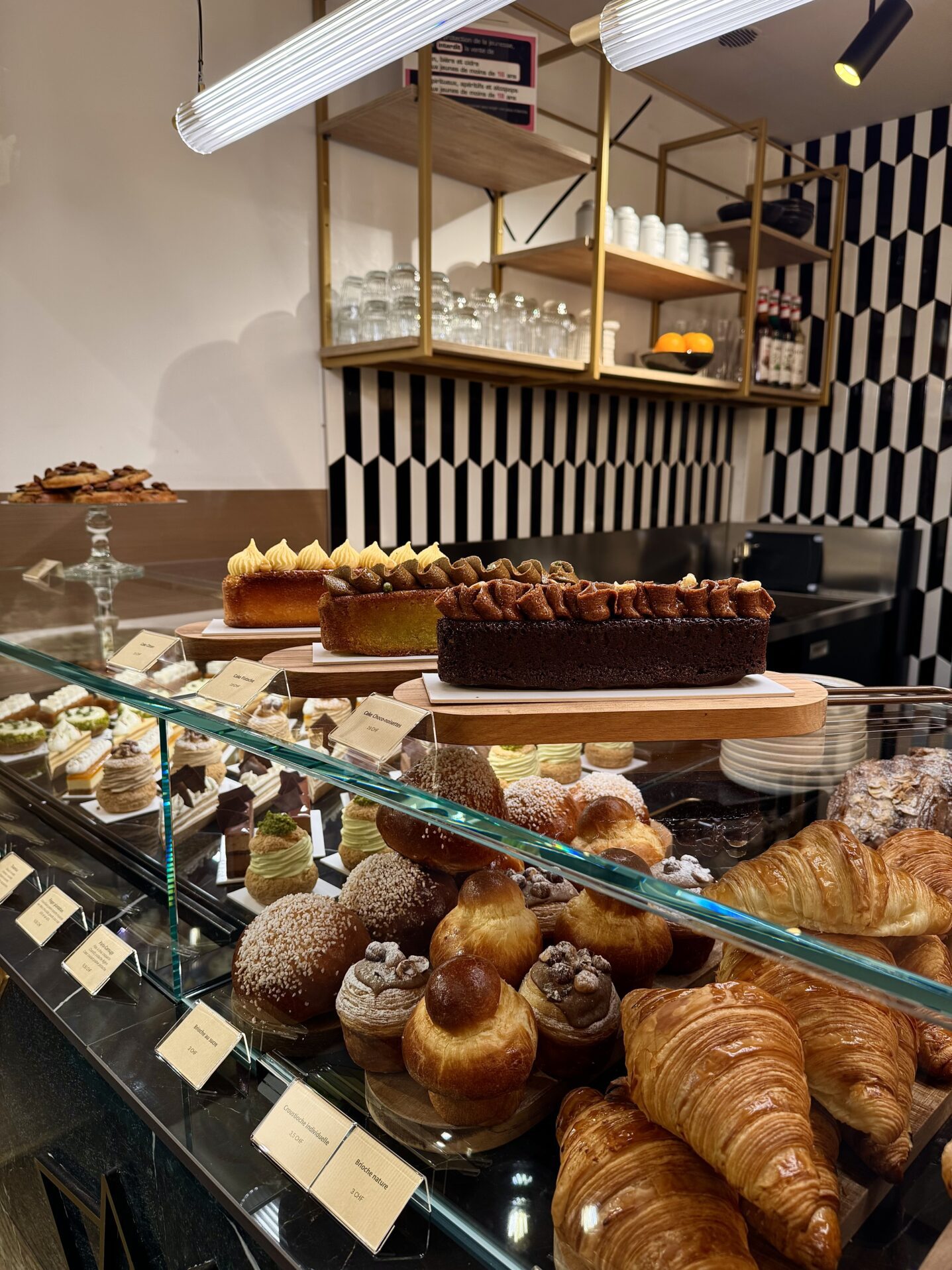 À Carouge, la maison Renou prolonge son univers pâtissier avec un lieu dédié à la dégustation, pensé comme une expérience à part entière.