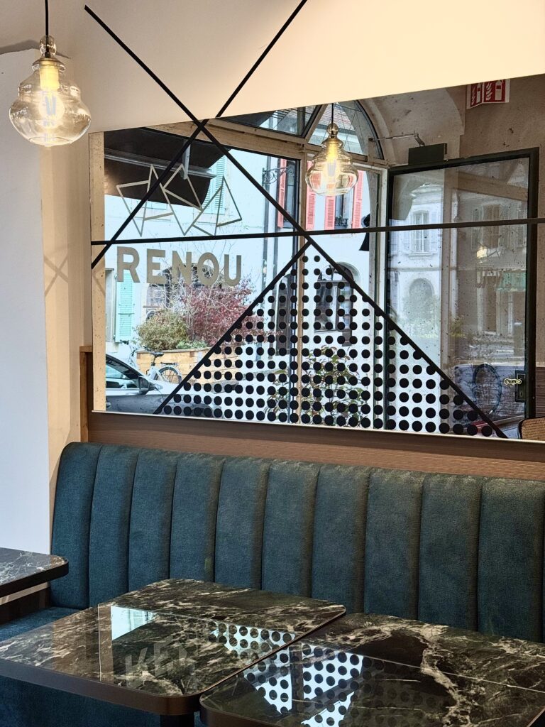 À Carouge, la maison Renou prolonge son univers pâtissier avec un lieu dédié à la dégustation, pensé comme une expérience à part entière.