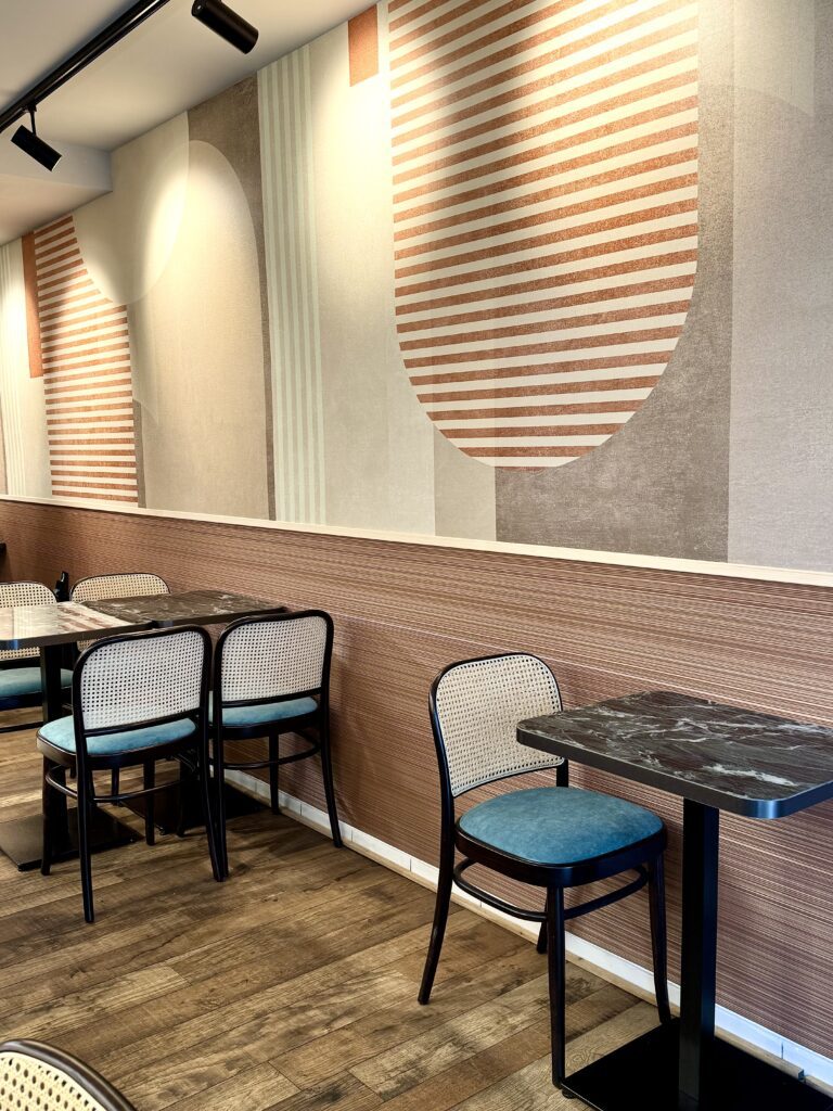 À Carouge, la maison Renou prolonge son univers pâtissier avec un lieu dédié à la dégustation, pensé comme une expérience à part entière.