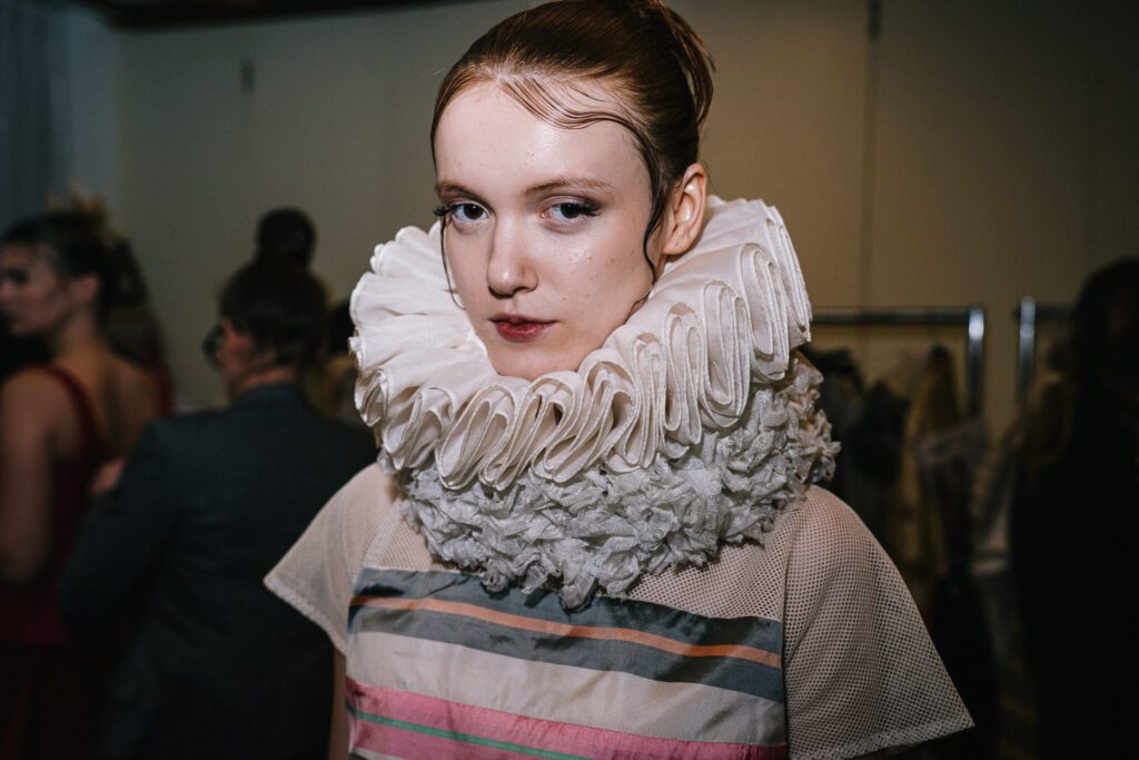 À la Zurich Fashion Week, le col est à l’honneur. Sculptural ou romantique, il encadre le visage, définit la silhouette et transforme un simple détail en une véritable déclaration de style.