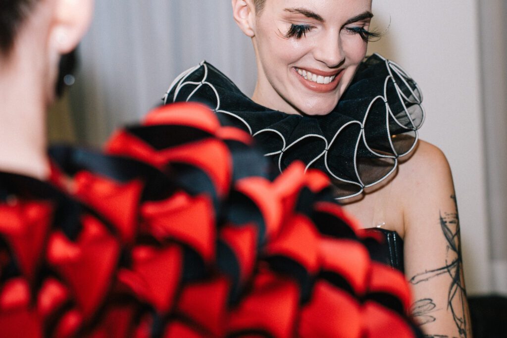 À la Zurich Fashion Week, le col est à l’honneur. Sculptural ou romantique, il encadre le visage, définit la silhouette et transforme un simple détail en une véritable déclaration de style.