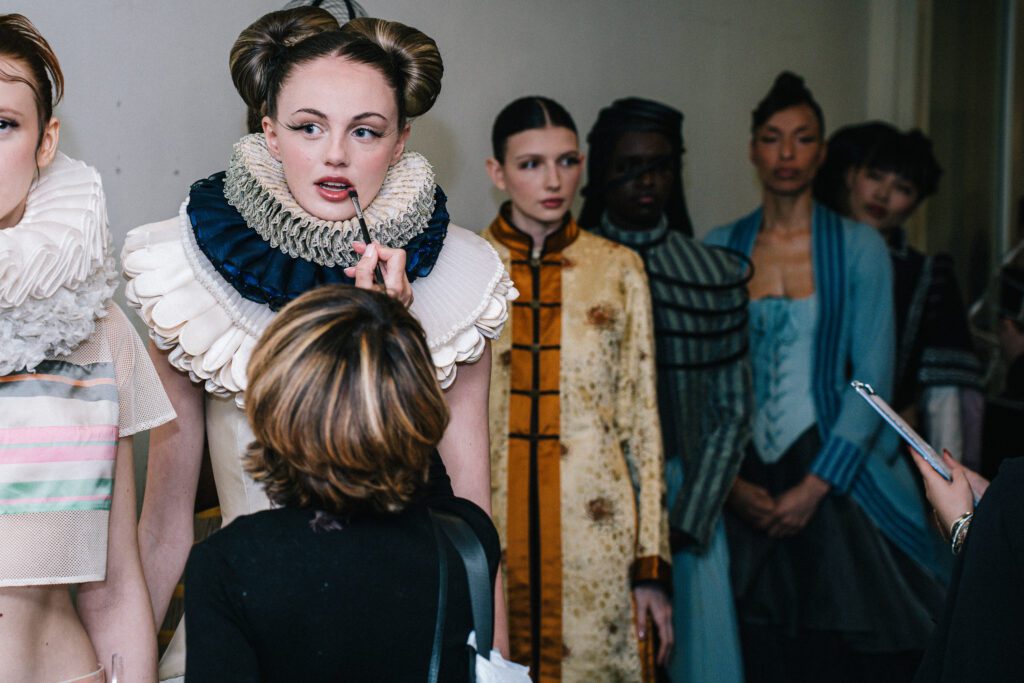 À la Zurich Fashion Week, le col est à l’honneur. Sculptural ou romantique, il encadre le visage, définit la silhouette et transforme un simple détail en une véritable déclaration de style.