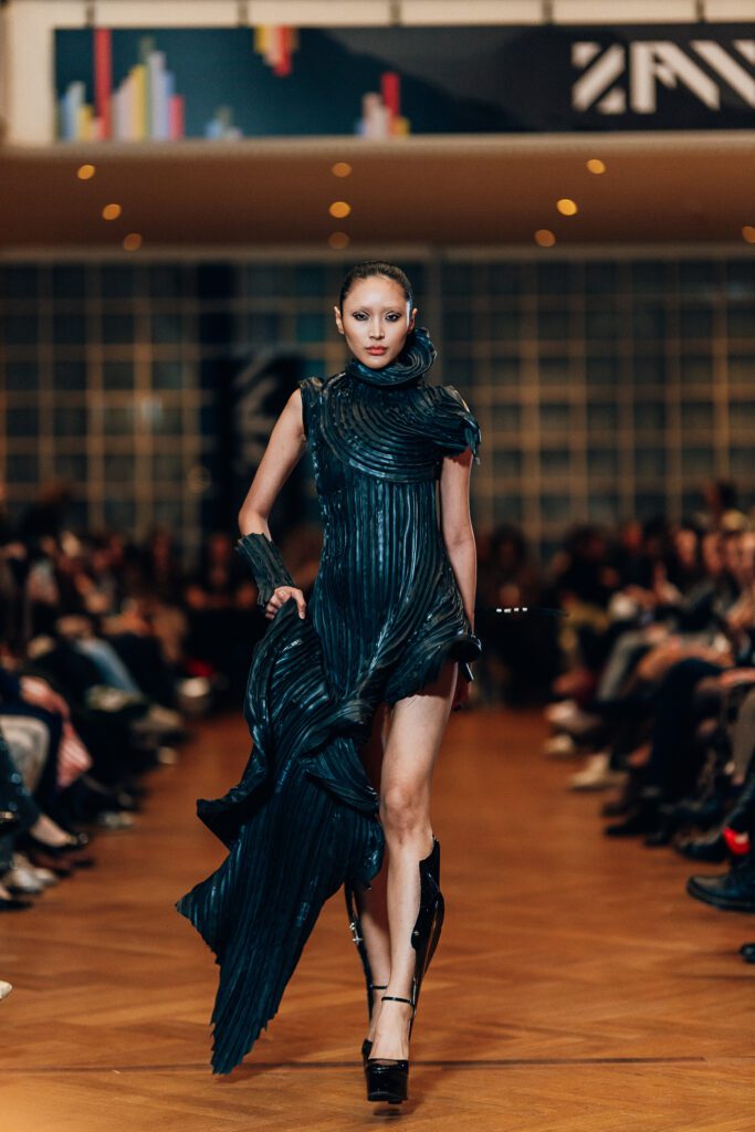 La mode rencontre la structure. Des lignes nettes, des formes marquées et des coupes précises transforment les vêtements en véritables sculptures : ici, le design et la forme sont au cœur de tout.