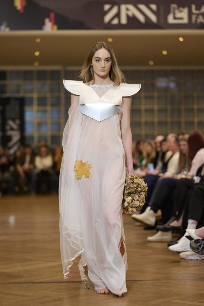 La mode rencontre la structure. Des lignes nettes, des formes marquées et des coupes précises transforment les vêtements en véritables sculptures : ici, le design et la forme sont au cœur de tout.