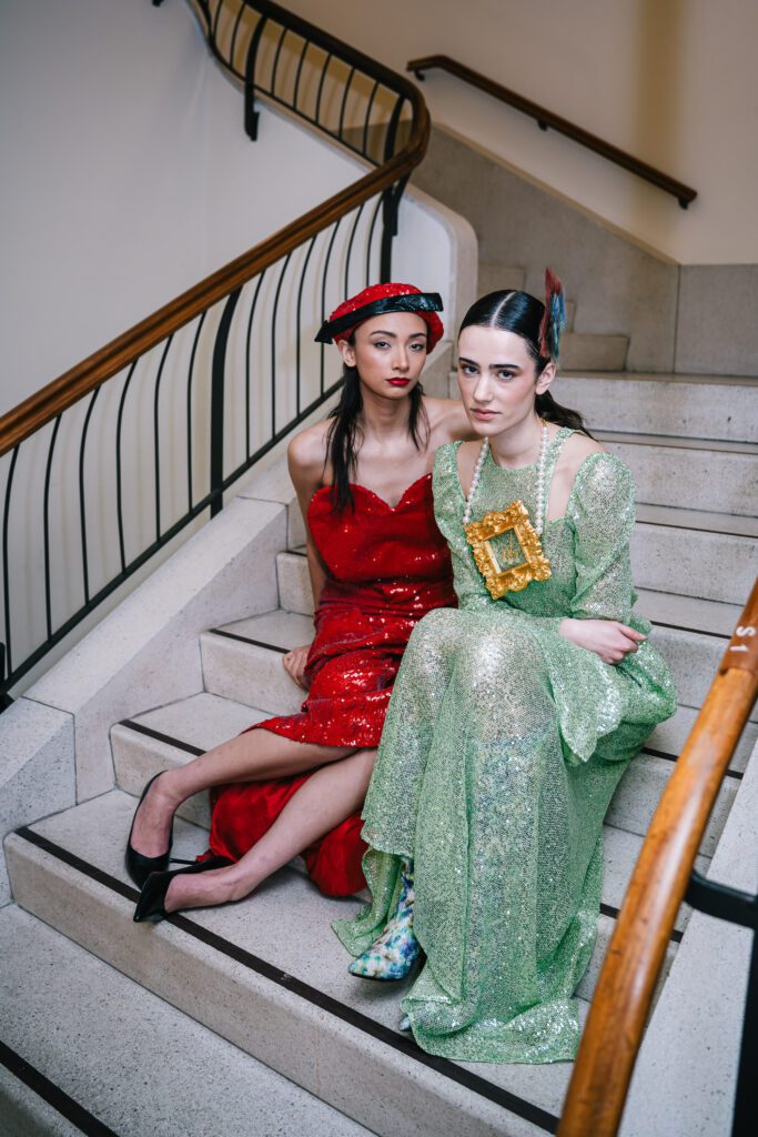 Du léger éclat aux paillettes scintillantes, les créateurs misent sur des textures qui captent la lumière et subliment chaque silhouette. Le mot d’ordre : toujours plus, et la brillance est l’ultime déclaration.