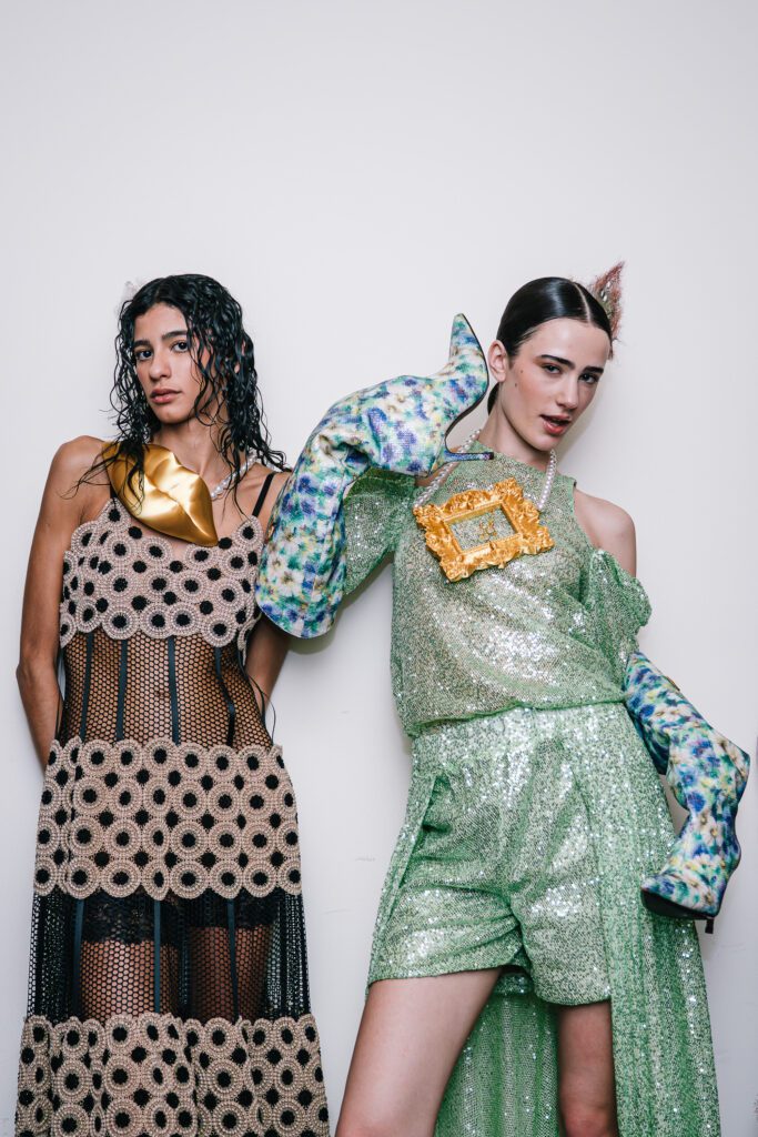 Du léger éclat aux paillettes scintillantes, les créateurs misent sur des textures qui captent la lumière et subliment chaque silhouette. Le mot d’ordre : toujours plus, et la brillance est l’ultime déclaration.