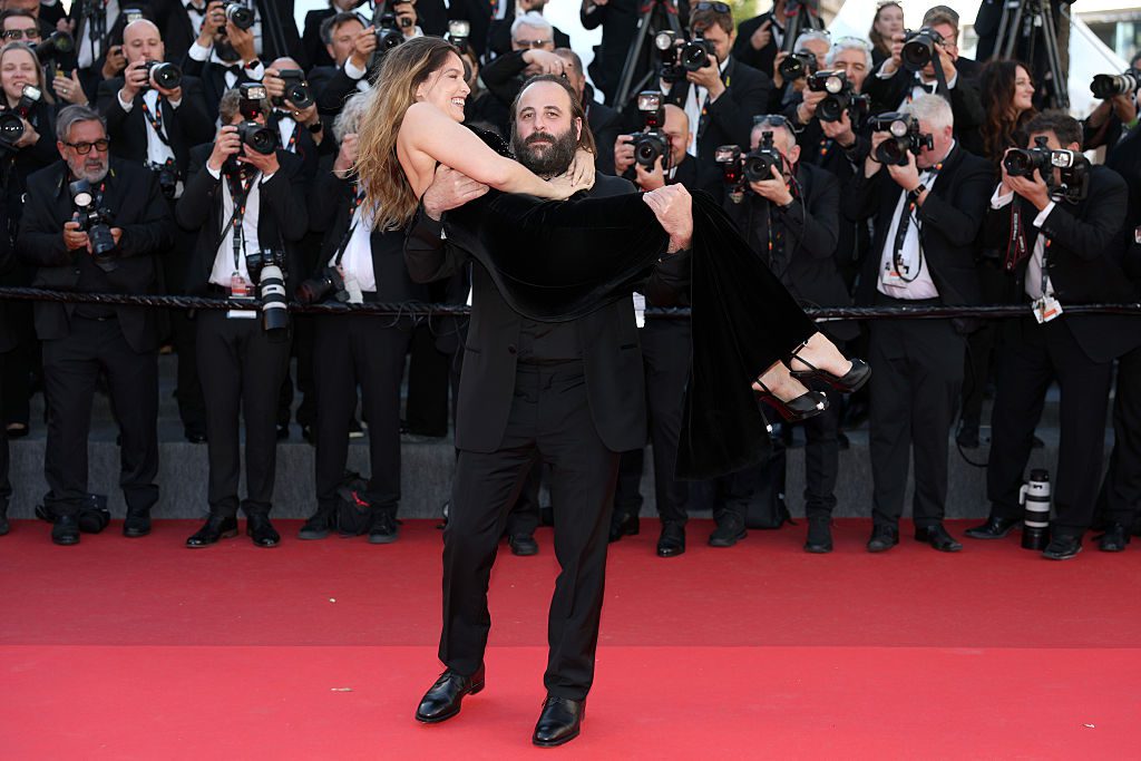 Laetitia Casta portant des escarpins Roger Vivier sur la Croisette au Festival de Cannes