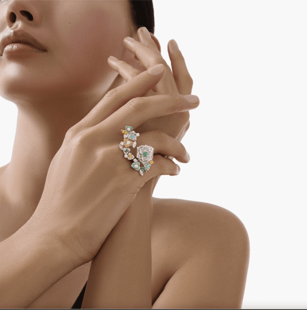 Aussi fragiles que précieuses, la nature s’invitent dans la Haute Joaillerie, célébrant la beauté du vivant et le renouveau perpétuel.