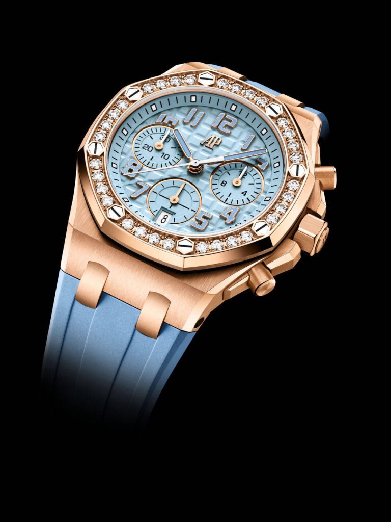 Royal Oak Offshore Chronographe 37 mm bleu ciel avec boîtier en or rose.