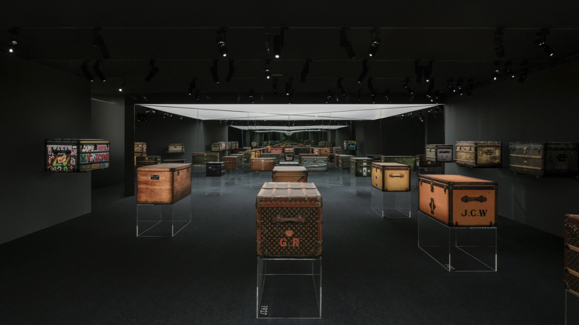 Les malles Courrier Louis Vuitton s’exposent à la Maison d’Asnières
