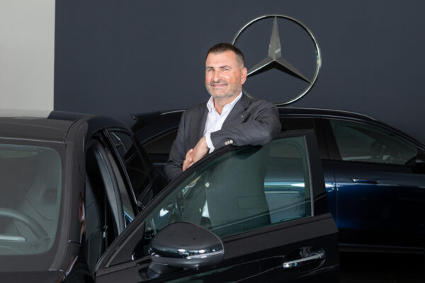 Automobiles Caveng une marque, un adage, un directeur.