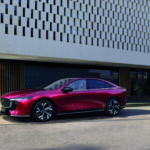 Mazda6e devant un bâtiment