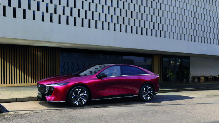 Mazda6e devant un bâtiment
