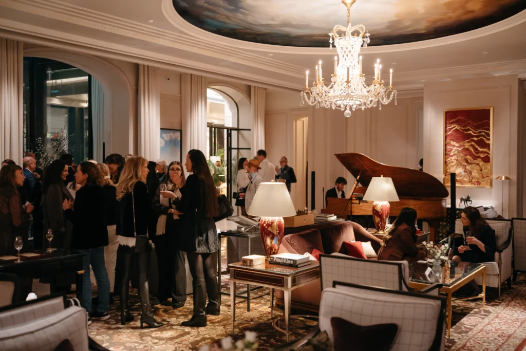 Sur les rives du Léman, derrière la façade Belle Époque du Woodward Auberge Collection, une nouvelle adresse confidentielle s’ouvre aux initiés. Pensé comme une extension naturelle de l’hôtel, Club Woodward se veut bien plus qu’un simple programme de privilèges : un cercle où se rencontrent les amateurs d’art de vivre, de bien-être et de gastronomie. 