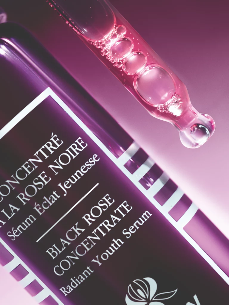 La collection Rose Noire de Sisley s’enrichit aujourd’hui d’un nouveau soin d’exception : le Concentré à la Rose Noire, Sérum Éclat Jeunesse.