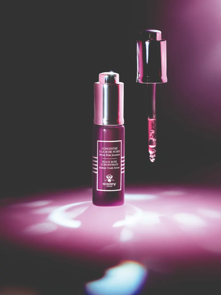 La collection Rose Noire de Sisley s’enrichit aujourd’hui d’un nouveau soin d’exception : le Concentré à la Rose Noire, Sérum Éclat Jeunesse.