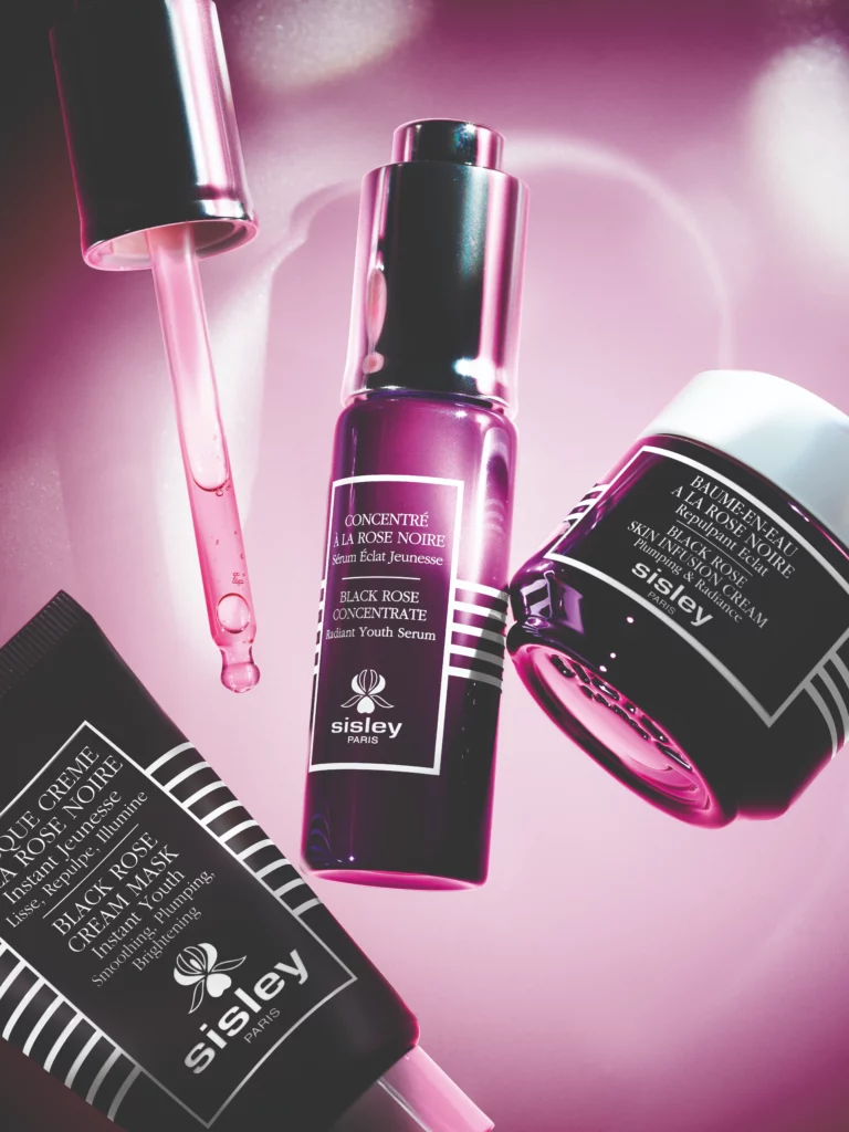 La collection Rose Noire de Sisley s’enrichit aujourd’hui d’un nouveau soin d’exception : le Concentré à la Rose Noire, Sérum Éclat Jeunesse.
