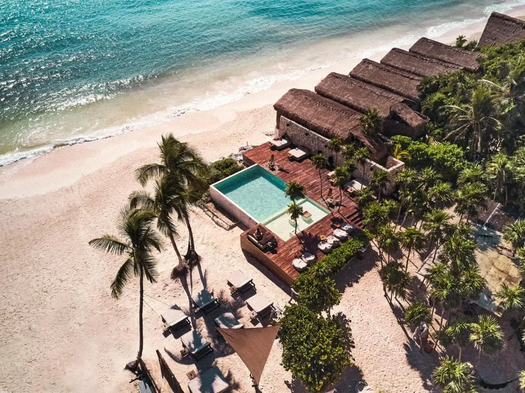 Bungalows ouverts sur la nature, rituels de bien-être, musique au coucher du soleil et longues tablées partagées offrent une expérience pensée comme un art de vivre collectif