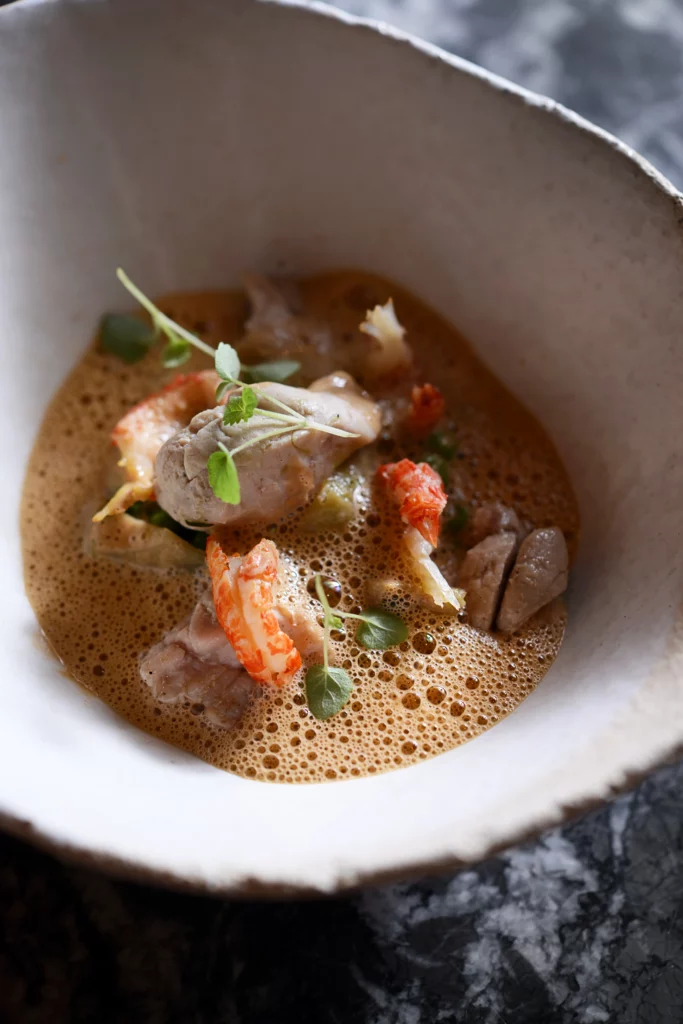 À retrouver au menu de l'Auberge de Dardagny : Ris de veau flambés au cognac, sauce écrevisses et sauge-ananas.