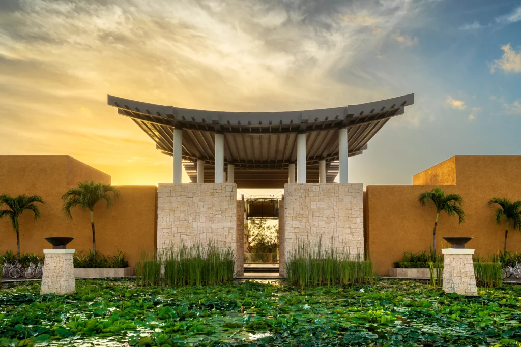 Inspiré des villas asiatiques, Banyan Tree Mayakoba propose une vision exotique du luxe caribéen au coeur de la péninsule du Yucatán.