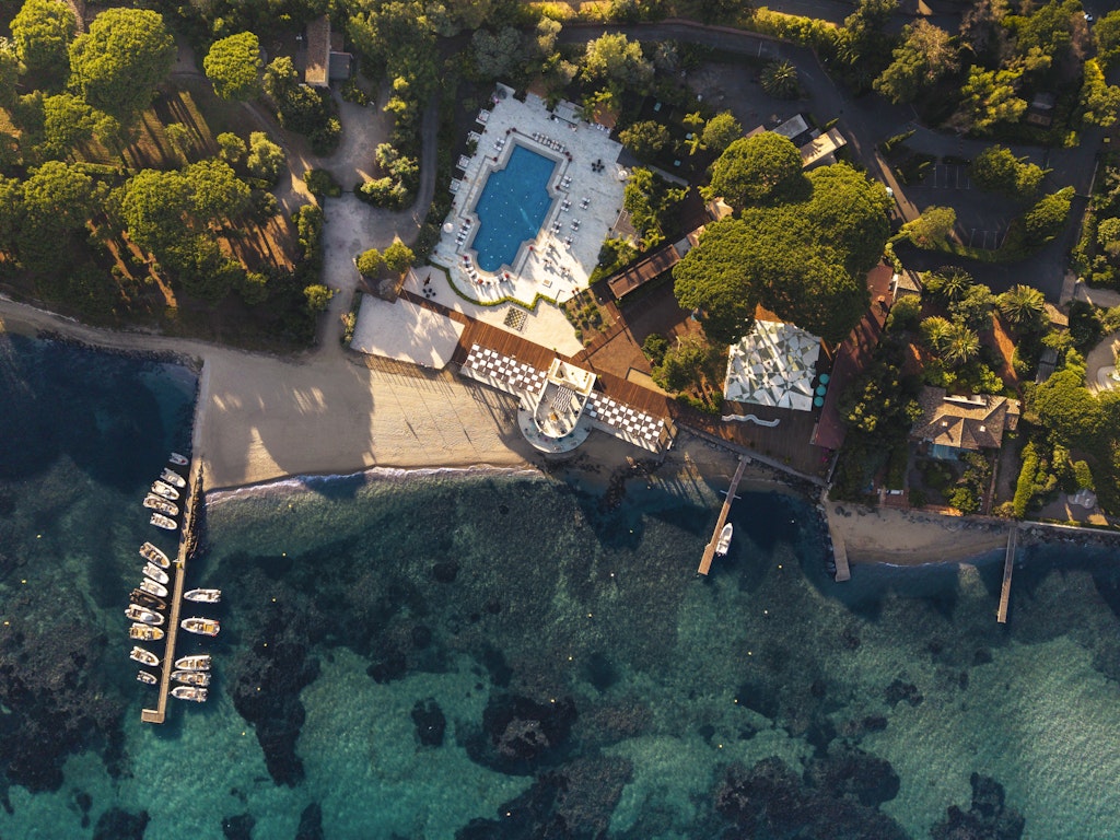 Plage privée de l’hôtel Beauvallon à Grimaud sur la Riviera