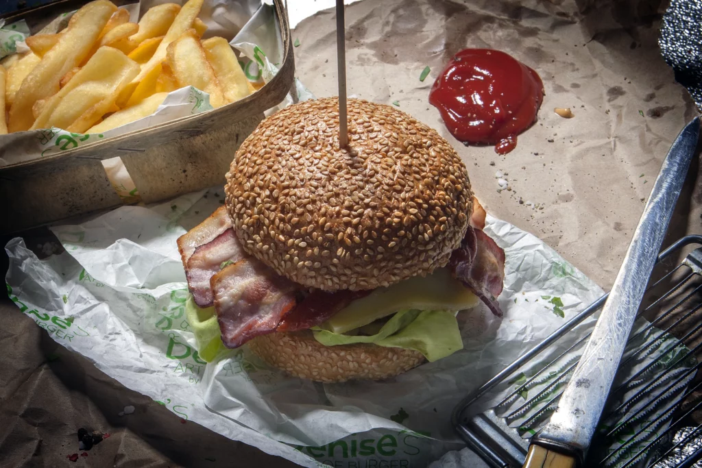 Au food hall de Globus, Denise’s Art of Burger revisite le burger avec créativité metant en valeur les produits de saison.