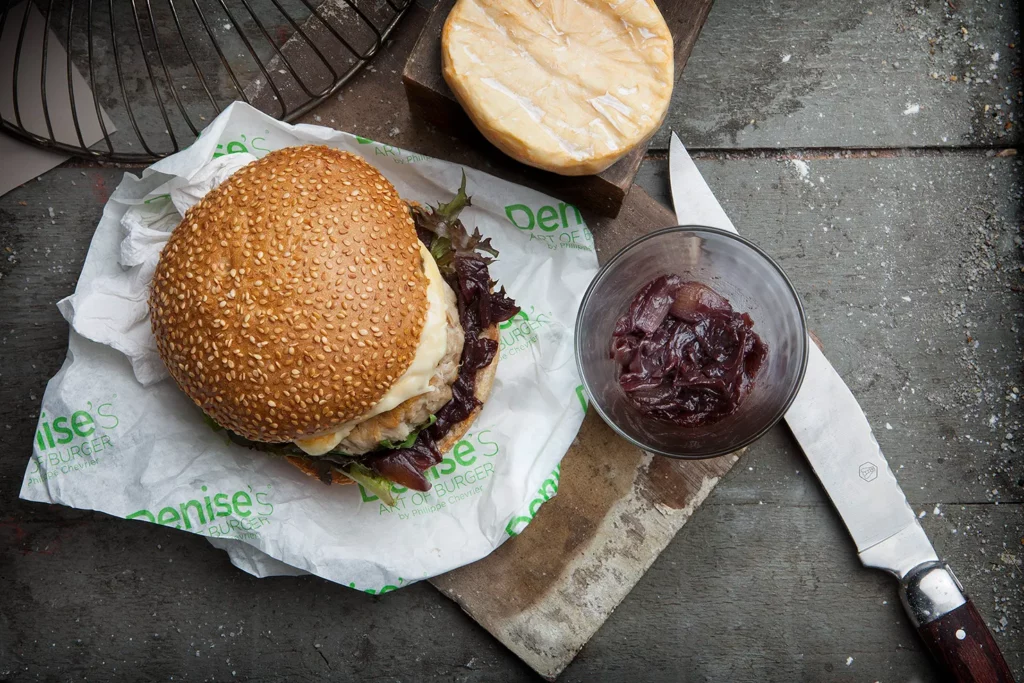 Au food hall de Globus, Denise’s Art of Burger revisite le burger avec créativité metant en valeur les produits de saison.