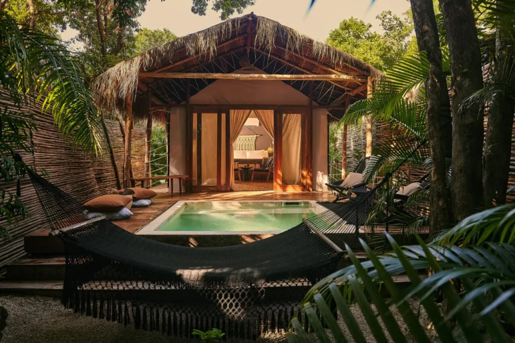 Bungalows ouverts sur la nature, rituels de bien-être, musique au coucher du soleil et longues tablées partagées offrent une expérience pensée comme un art de vivre collectif
