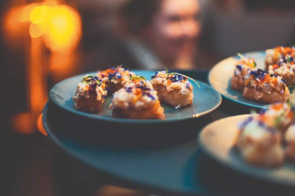Le restaurant genevois l'Alma invite à découvrir son décor réinventé et savourer les créations du chef Cesar Ortiz Abril.