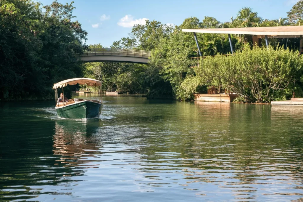 Au sein de la réserve naturelle de Mayakoba, l’hôtel Rosewood se déploie entre mangroves, lagunes et mer des Caraïbes