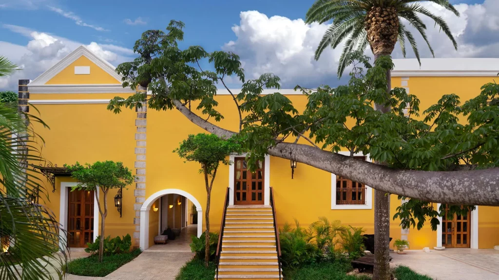À quelques minutes de Mérida, Hacienda Xcanatún raconte l’âge d’or du sisal, lorsque les grandes plantations façonnaient l’économie du Yucatán.