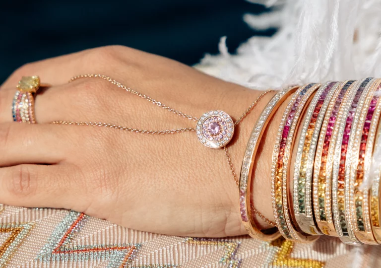 Van Cal crée des bijoux en or 18 carats et pierres précieuses colorées, porteurs d’émotion et de connexion.