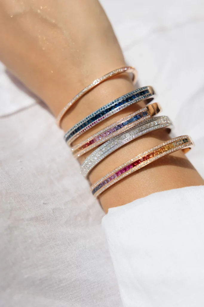 Van Cal crée des bijoux en or 18 carats et pierres précieuses colorées, porteurs d’émotion et de connexion.
