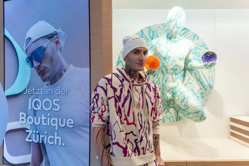 At the heart of the IQOS shop lies a striking art installation by Swiss designer Yannik Zamboni. Celebrated for his disruptive approach to art, he perfectly embodies a new generation of avant-garde creators. 