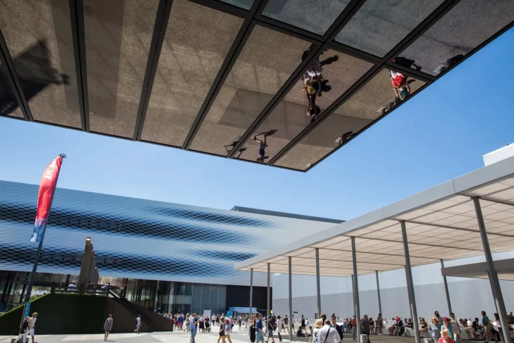 Né sur les rives du Rhin sous l'impulsion de galeristes visionnaires, Art Basel a transcendé les frontières helvétiques pour s'imposer comme l'événement incontournable de l'art contemporain à travers le monde.