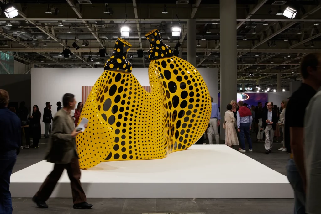 Né sur les rives du Rhin sous l'impulsion de galeristes visionnaires, Art Basel a transcendé les frontières helvétiques pour s'imposer comme l'événement incontournable de l'art contemporain à travers le monde.