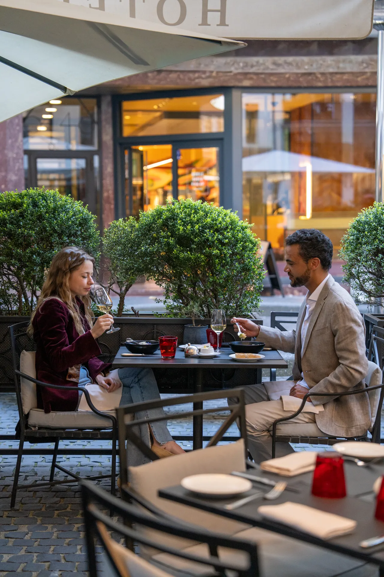 La terrasse du Restaurant, de l'hôtel Longemalle, la Cigogne capture l’art de vivre genevois dès les beaux jours.