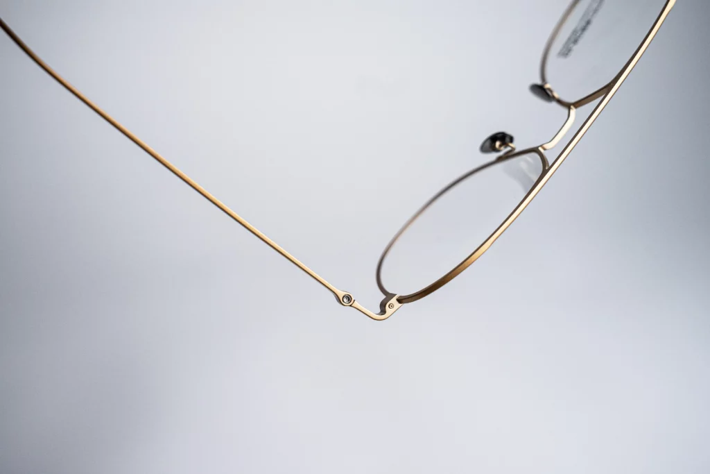 Glacier Optique dévoile sa toute première collection de lunettes de vue. Une ligne ultralégère en titane qui conjugue artisanat de précision et amour des Alpes.