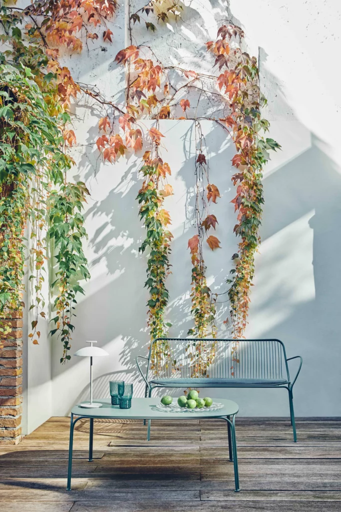 Lors du Salone del Mobile 2026 à Milan, la marque italienne Kartell a dévoilé ses nouveaux modèles pensés pour vivre en extérieur.
