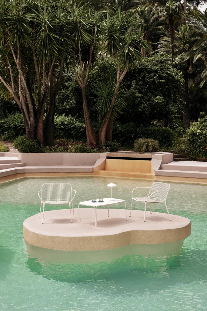 Lors du Salone del Mobile 2026 à Milan, la marque italienne Kartell a dévoilé ses nouveaux modèles pensés pour vivre en extérieur.