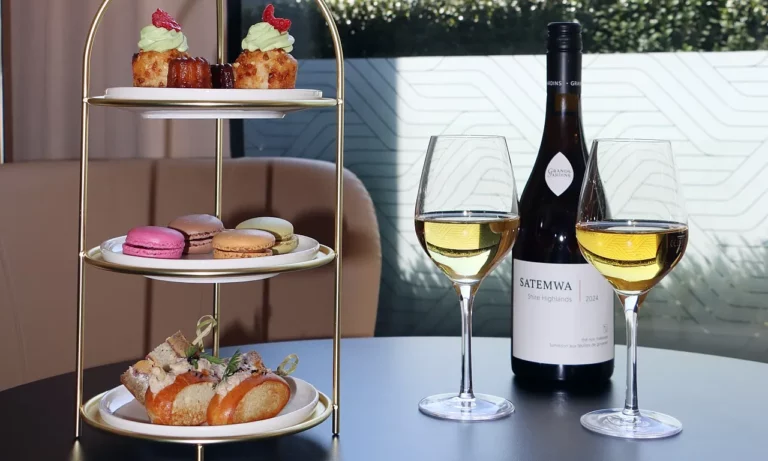Cet été, le Warwick Geneva lance son Afternoon Tea Grand Jardins, une approche contemporaine du thé inspirée de la viticulture, servi en verre à vin et accompagné d'une sélection de bouchées sucrées et salées pensées pour sublimer chaque accord.
