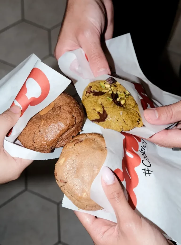 Le rendez-vous est donné aux amoureux de cookies et de matcha chez Cooms, rue de la Terrassière et à la gare de Cornavin.